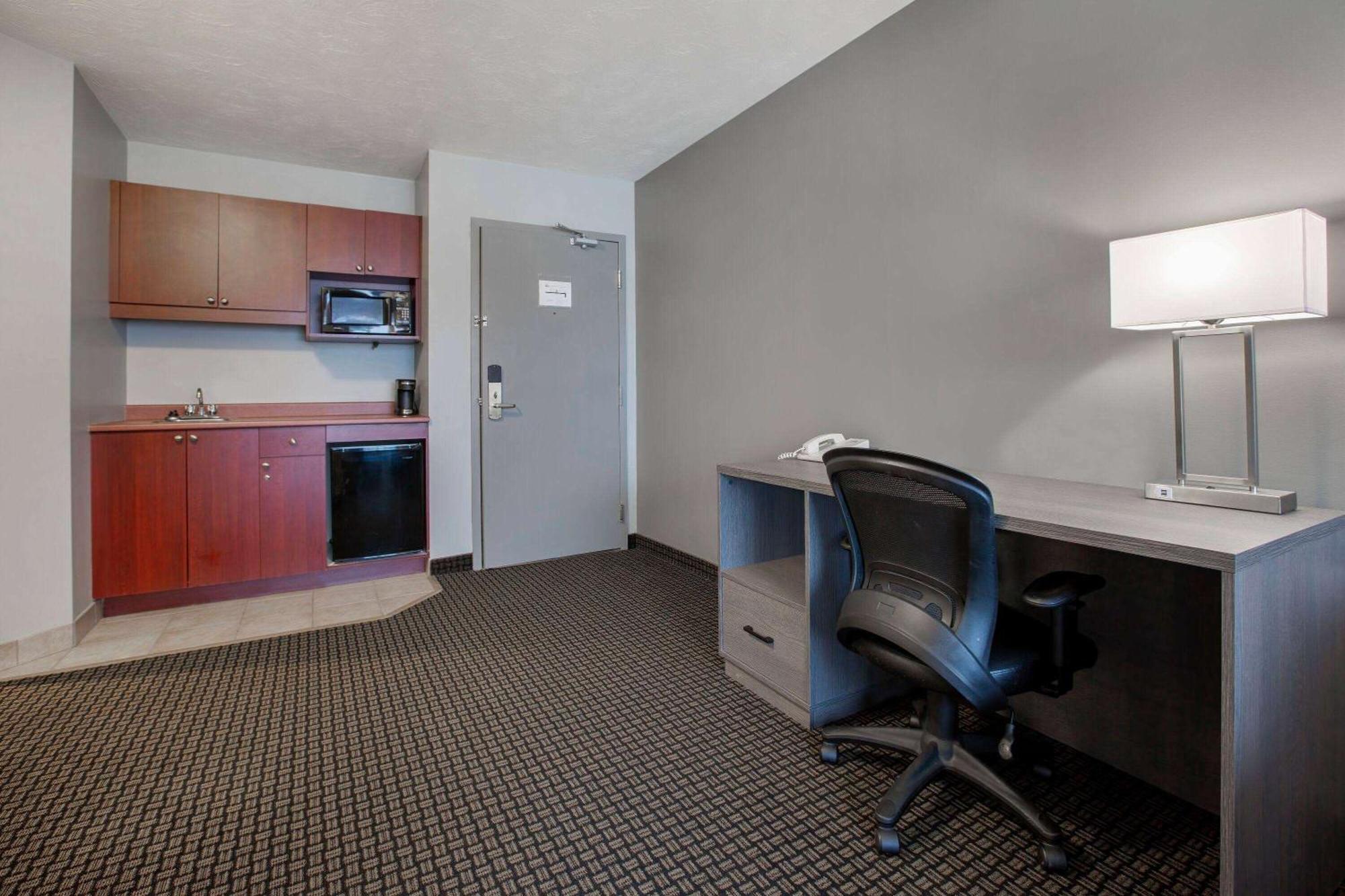Days Inn & Suites By Wyndham Moncton Dış mekan fotoğraf